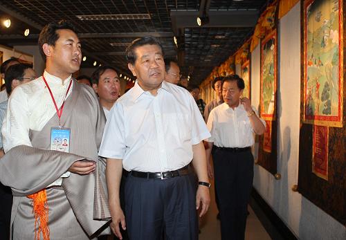 8月13日,中共中央政治局常委、全国政协主席贾庆林参观正在北京民族文化宫艺术展览馆举办的迎奥运“格萨尔千幅唐卡展”。 新华社记者 刘卫兵 摄