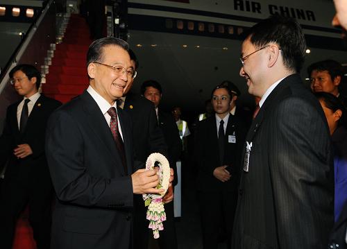 4月10日,国务院总理温家宝乘专机抵达泰国,出席即将在帕塔亚举行的第十二次中国与东盟领导人会议、第十二次东盟与中日韩领导人会议、第四届东亚峰会和中日韩领导人早餐会。这是温家宝在机场受到泰方官员和中国使馆人员热烈欢迎。新华社记者 饶爱民 摄