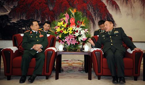 4月8日,中国国务委员兼国防部长梁光烈在北京会见到访的越南国防部副部长阮文得。新华社记者 谢环驰 摄