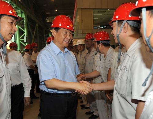 7月6日至8日,中共中央政治局常委、中央书记处书记、国家副主席习近平在辽宁调研。这是7月7日,习近平在鞍山钢铁集团公司与工人们亲切握手。新华社记者 马占成 摄