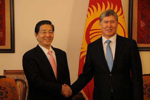 4月30日,吉尔吉斯斯坦总统阿坦巴耶夫(右)在比什凯克会见出席上合组织安全会议秘书第八次会议和上合组织禁毒部门领导人会议的国务委员郭声琨。新华社 关建武 摄