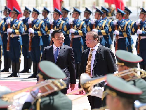 李克强举行仪式欢迎巴基斯坦总理谢里夫 7月5日,中国国务院总理李克强在北京人民大会堂东门外广场举行仪式,欢迎巴基斯坦总理谢里夫访华。 新华社记者刘卫兵摄