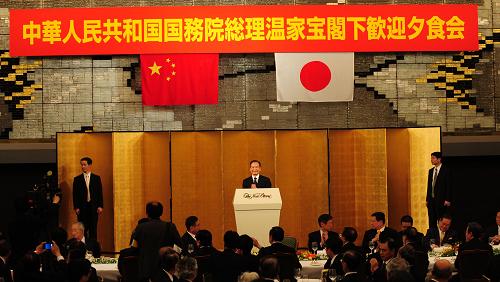 5月30日晚,中国国务院总理温家宝在东京出席日中友好七团体和侨界四团体联合举行的晚宴并讲话。 新华社记者 季春鹏 摄