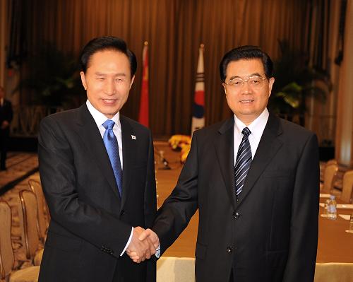 9月23日,国家主席胡锦涛在纽约会见韩国总统李明博。新华社记者 刘建生 摄