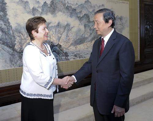 6月15日,中国国务委员兼国务院秘书长、国家行政学院院长马凯在北京中南海紫光阁会见欧盟委员会人道主义援助和危机应对委员格奥尔基耶娃一行。 新华社记者 张铎 摄