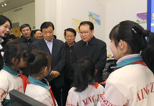 12月27日,中共中央政治局常委李长春在北京中国美术馆参观全国文化信息资源共享工程“十一五”成果展。这是李长春与北京海淀行知实验学校的小学生亲切交谈。新华社记者 饶爱民 摄