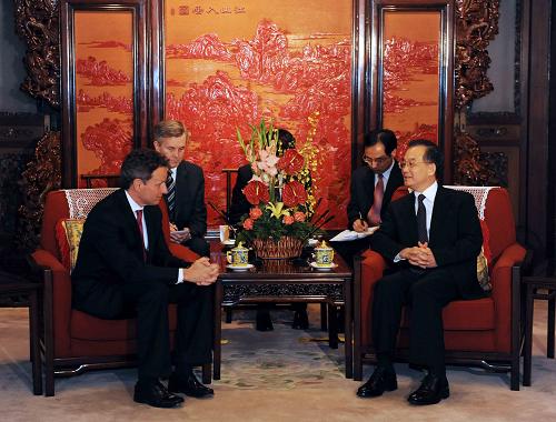 6月2日,中国国务院总理温家宝在北京中南海紫光阁会见美国总统特别代表、财政部长盖特纳。新华社记者 李涛 摄
