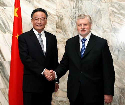 5月13日,中国全国人大常委会委员长吴邦国在莫斯科与俄罗斯联邦委员会主席米罗诺夫举行会谈。 新华社记者 刘卫兵 摄
