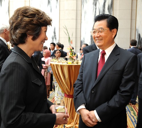 这是宴会开始前,胡锦涛同美国总统代表团团长、劳工部长赵小兰亲切交谈。 新华社记者刘卫兵摄