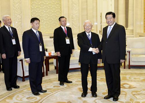 贾庆林会见台湾新同盟会退役将领访问团 4月7日,中共中央政治局常委、全国政协主席贾庆林在北京人民大会堂会见由许历农率领的台湾新同盟会退役将领访问团一行。 新华社记者刘建生摄
