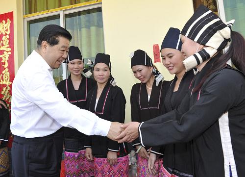 3月17日至22日,中共中央政治局常委、全国政协主席贾庆林在海南调研。这是3月20日,贾庆林在东方市大田镇报白村库区移民安置点看望村民。新华社记者 黄敬文 摄