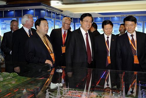 5月21日,中共中央政治局委员、国务院副总理张德江在北京出席2009特高压输电技术国际会议并讲话。会前,张德江参观输电技术模型展。新华社记者 张铎 摄
