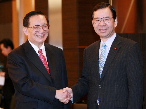 2月21日,中国国务委员唐家璇(左)在日本东京会见日本共产党委员长志位和夫。唐家璇20日下午抵达东京,开始对日本进行访问。 新华社记者任正来摄