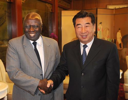 6月2日,国务院副总理回良玉在北京会见联合国粮食及农业组织总干事雅克·迪乌夫。 新华社记者 刘建生 摄