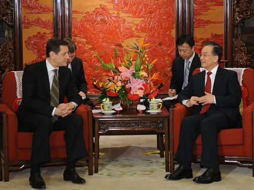 3月27日,国务院总理温家宝在北京中南海紫光阁会见俄罗斯副总理茹科夫。 新华社记者 李学仁摄