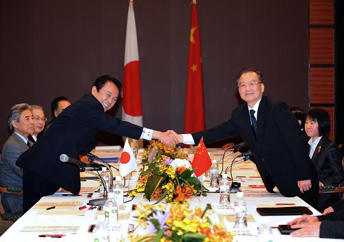 12月13日,国务院总理温家宝在日本福冈会见日本首相麻生太郎。新华社记者 马占成 摄