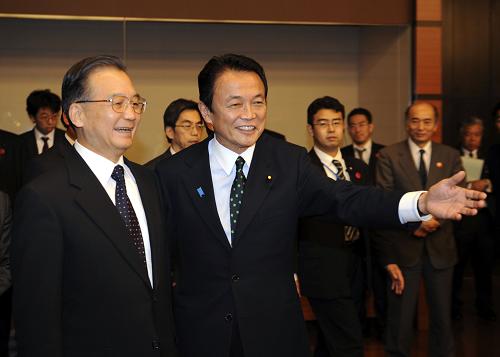 12月13日,中国国务院总理温家宝在日本福冈会见日本首相麻生太郎。新华社记者 马占成 摄