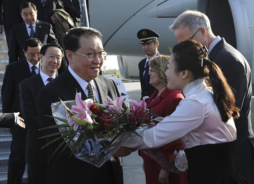 4月18日,中共中央政治局常委李长春抵达渥太华,开始对加拿大进行正式友好访问。新华社记者马占成摄