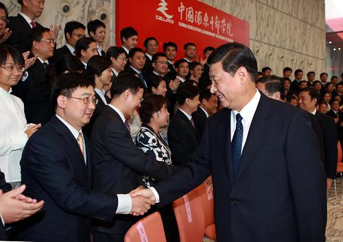 9月27日,中共中央政治局常委、中央书记处书记、国家副主席习近平在上海浦东干部学院出席干部教育培训工作座谈会并讲话。这是座谈会前,习近平与出席座谈会的代表和浦东干部学院教职工代表见面。新华社记者刘卫兵摄