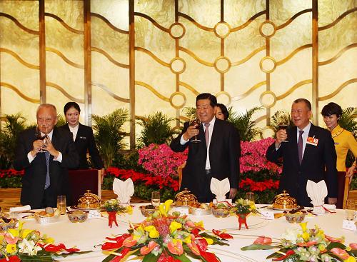 3月10日,全国政协办公厅、中央统战部在北京钓鱼台国宾馆举行招待会,宴请出席全国政协十一届四次会议的香港特别行政区和澳门特别行政区全国政协委员。中共中央政治局常委、全国政协主席贾庆林出席。新华社记者 刘卫兵 摄