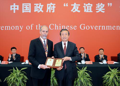 9月28日,2012年度中国政府“友谊奖”颁奖大会在北京人民大会堂举行,国务委员兼国务院秘书长马凯向外国专家颁奖并讲话。新华社记者 李涛 摄