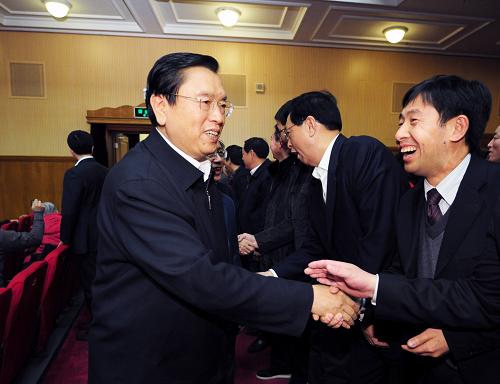 1月11日,国务院副总理张德江在全国政协礼堂出席“倾注三农 情系农民工”专题综艺晚会暨首届农民工春节晚会。这是晚会前,张德江与农民工代表亲切握手。 新华社记者 张铎 摄