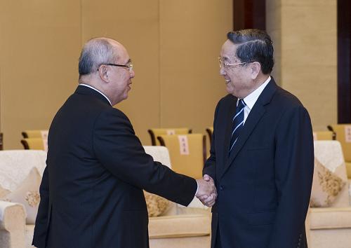 10月25日,中共中央政治局常委、全国政协主席俞正声在南宁会见前来出席第九届两岸经贸文化论坛的中国国民党荣誉主席吴伯雄一行。 新华社记者王晔摄
