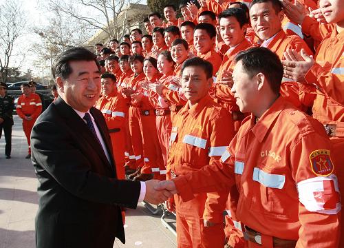 1月27日,中国国际救援队圆满完成赴海地地震抢险救援任务,回到北京。中共中央政治局委员、国务院副总理回良玉在中南海紫光阁看望会见全体赴海地救援队员,代表党中央、国务院向他们致以亲切的慰问。 新华社记者 庞兴雷 摄