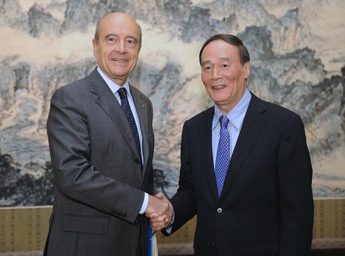10月22日,中国国务院副总理王岐山在北京中南海会见法国总统特使、国务部长兼外长朱佩。新华社记者 谢环驰 摄