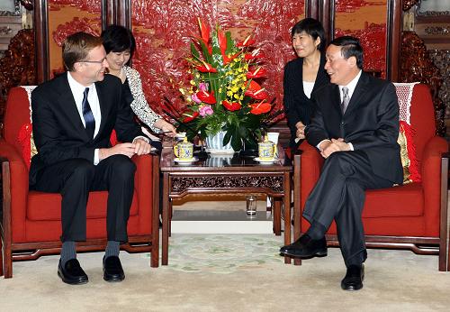 11月5日,国务院副总理王岐山在北京中南海会见美国康宁公司董事会主席兼首席执行官魏文德。新华社记者 姚大伟 摄