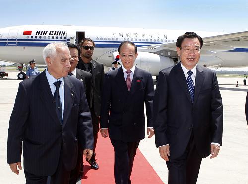 6月5日,中共中央政治局常委、中央纪委书记贺国强抵达比萨,开始对意大利进行正式友好访问。这是意大利比萨省省督德博尼斯等到机场迎接。 新华社记者 刘建生 摄