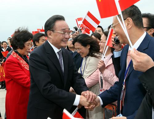5月15日,中国全国人大常委会委员长吴邦国乘坐专机抵达维也纳开始对奥地利进行正式友好访问。新华社记者 刘卫兵 摄