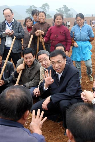 这是10月17日,李克强来到黔西南布依族苗族自治州万屯镇,与正在地里秋种的村民交谈,了解村民的生产生活情况。新华社记者 刘卫兵 摄