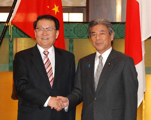 3月29日,中共中央政治局常委李长春在东京会见日本外相中曾根弘文。新华社记者 孙巍 摄