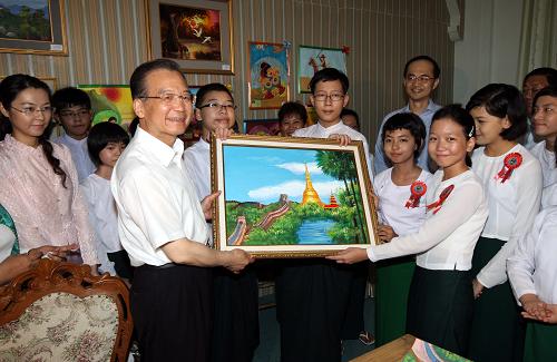 6月2日,正在缅甸进行正式访问的中国国务院总理温家宝参观仰光第一中学。这是温家宝接受学生们赠送的“中缅友谊图”。