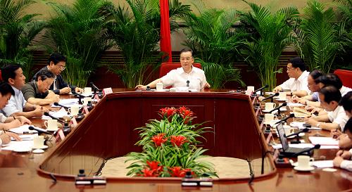 国务院总理温家宝7日和9日召开两次经济形势座谈会,分别听取经济专家和企业、行业协会负责人意见和建议。这是7月7日,温家宝在与经济专家座谈。 新华社记者姚大伟摄