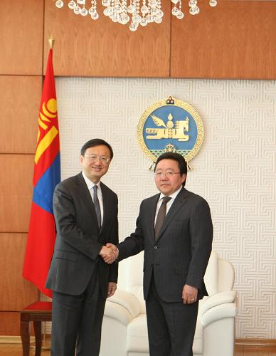 5月9日,蒙古国总统额勒贝格道尔吉(右)在乌兰巴托会见中国国务委员杨洁篪。应蒙古国政府邀请,国务委员杨洁篪于5月8日至9日访问蒙古国。新华社记者 石永春 摄