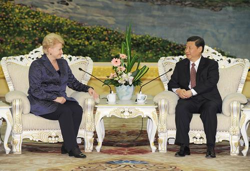 10月26日,中国国家副主席习近平在北京人民大会堂会见立陶宛总统达利娅·格里包斯凯特。新华社记者 马占成 摄