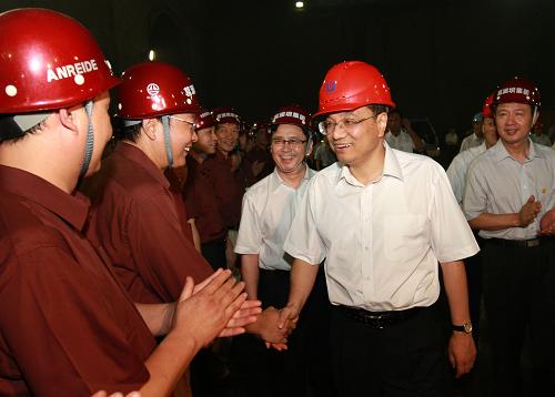 7月9日至10日,中共中央政治局常委、国务院副总理、国务院三峡工程建设委员会主任李克强,在湖北宜昌三峡坝区主持召开三峡工程座谈会,并考察枢纽工程和坝区库区。 这是7月9日,李克强来到紧张施工的三峡工程地下电站,看望慰问工程建设者。 新华社记者 庞兴雷 摄
