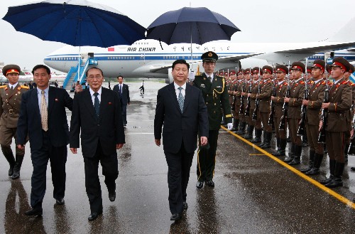 6月17日,中共中央政治局常委、国家副主席习近平抵达平壤,开始对朝鲜进行正式友好访问。这是习近平在机场出席朝鲜最高人民会议常任委员会副委员长杨亨燮为他举行的欢迎仪式。新华社记者 庞兴雷 摄