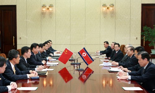 6月17日,中共中央政治局常委、国家副主席习近平在朝鲜平壤与朝鲜最高人民会议常任委员会副委员长杨亨燮举行会谈。新华社记者 庞兴雷 摄