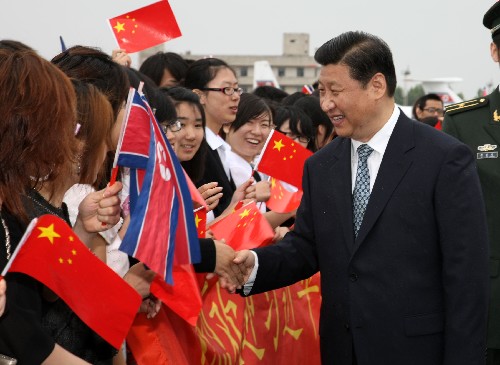 6月17日,中共中央政治局常委、国家副主席习近平抵达平壤,开始对朝鲜进行正式友好访问。这是习近平在机场与在朝中国留学生握手。新华社记者 兰红光 摄