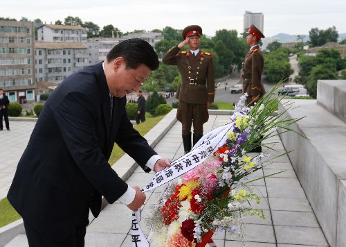 6月17日,中共中央政治局常委、国家副主席习近平在朝鲜平壤向中朝友谊塔献花。新华社记者 庞兴雷 摄