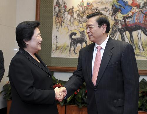 12月15日,中国国务院副总理张德江在北京钓鱼台国宾馆会见朝鲜副总理韩光复。 新华社记者 王晔 摄