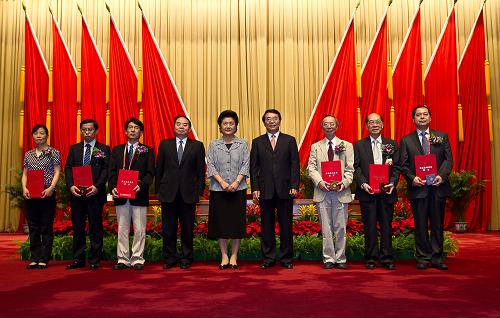 6月13日,中共中央政治局委员、国务委员刘延东(左五)、中国科学院院长白春礼(右四)和中国工程院院长周济(左四)与2012年度陈嘉庚科学奖获得者合影。当日,2012年度陈嘉庚科学奖及陈嘉庚青年科学奖颁奖仪式在两院院士大会上举行。四个项目和六位青年科学家共同分享这两个奖项。中共中央政治局委员、国务委员刘延东出席颁奖仪式,并与中国科学院院长白春礼和中国工程院院长周济一起为获奖科学家颁奖。新华社记者 金立旺 摄