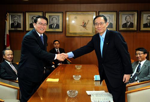 3月30日,正在日本进行正式友好访问的中共中央政治局常委李长春在东京会见日本自民党干事长细田博之。新华社记者刘建生摄