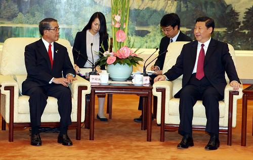 8月19日,国家副主席习近平在北京人民大会堂会见日本长崎县知事中村法道。新华社记者 姚大伟 摄
