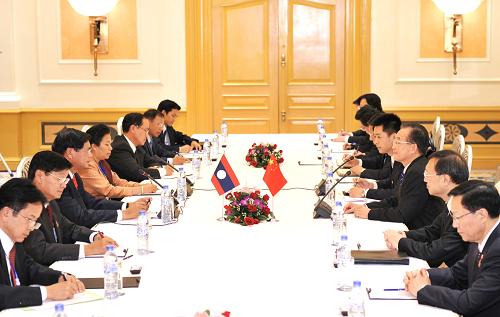 10月28日,中国国务院总理温家宝在越南首都河内会见老挝总理波松。新华社记者 黄敬文 摄