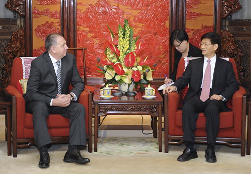 12月19日,中共中央政治局委员、国务委员、中央政法委书记孟建柱在北京中南海紫光阁会见波黑司法部部长乔拉克。新华社记者 谢环驰 摄