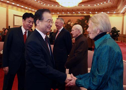 1月26日,春节临近,中共中央政治局常委、国务院总理温家宝在北京人民大会堂会见外国老专家和在华工作的优秀外国专家代表及他们的亲属,与他们亲切座谈。这是座谈前,温家宝与伊莎白等外国专家亲切握手。新华社记者 刘卫兵 摄